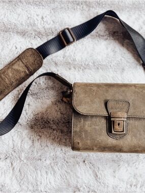 Mens/Womens Olive Leather Messenger Bag/Camera Bag with Adjustable Strap